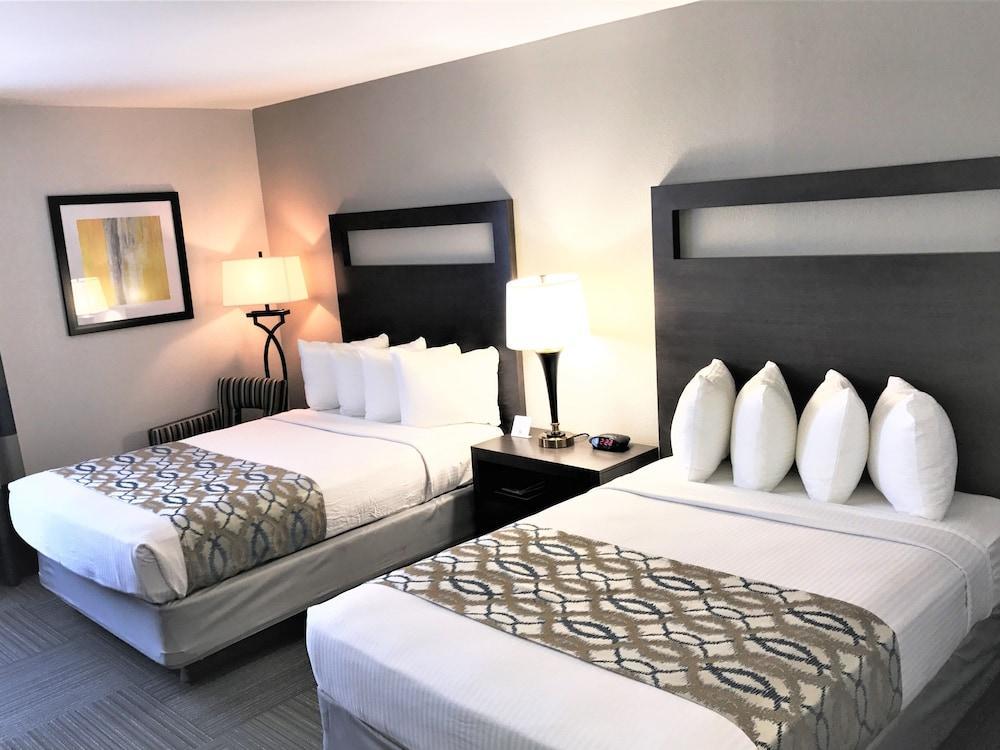 Western 3* Naperville
